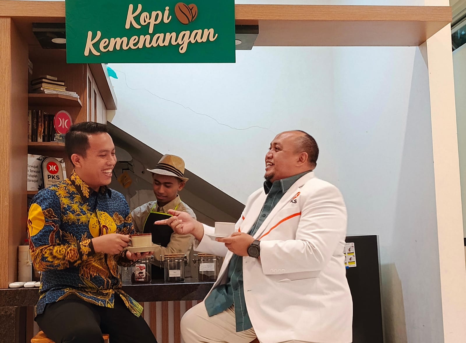 Bacawalkot Bogor, Sendi Fardiansyah bersama Atang Trisnanto saat ngopi bareng di kantor DPD PKS Kota Bogor. (Yudha Prananda / Jabar Ekspres)