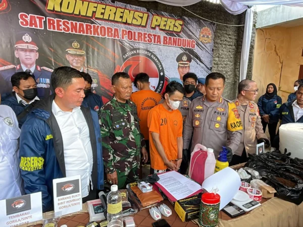Jajaran Satuan Narkoba Polresta Bandung berhasil mengamankan dua pelaku pembuatan tembakau sintetis, AY (19) dan APS (23), yang menjalankan home industry di Kampung Durung Tengah, Desa Bojong, Kecamatan Nagreg, Kabupaten Bandung. Foto Agi