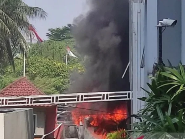 Kebakaran di Gedung F Universitas Trisakti, Cempaka Putih, Jakarta Pusat, Senin (27/5). Foto/ANTARA