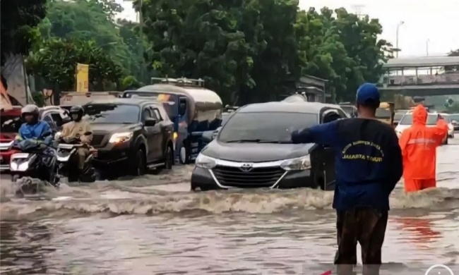 Sejumlah kendaraan yang terendam banjir di Jalan DI Panjaitan, Kelurahan Cipinang Cimpedak, Kecamatan Jatinegara, Jakarta Timur, Senin (27/5). Foto/ANTARA