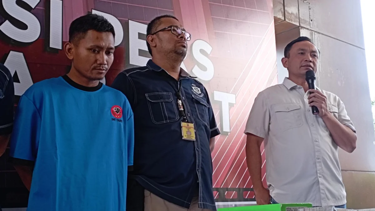 Dok. Sosok Pegi alias Perong (kiri) DPO kasus pembunuhan Vina Cirebon saat diperlihatkan ke publik. Foto. Sandi Nugraha.