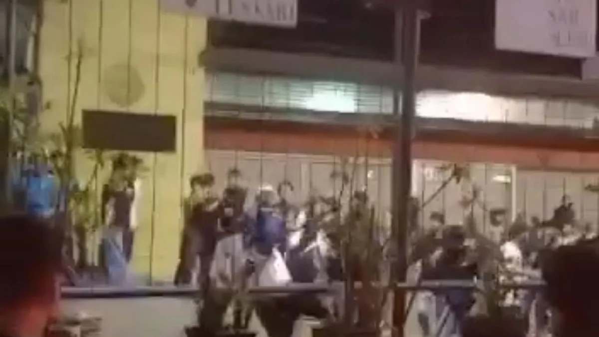 Keributan paska nobar Persib vs Madura di Majalaya. Foto Istimewa