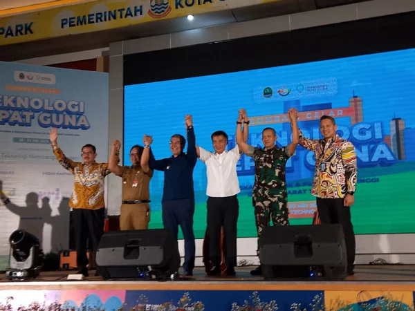 Doc. Pj Gubernur Jawa Barat, Bey Machmudin didampingi Pj Wali Kota Cimahi, Dicky Saromi dan jajaran dalam Pembukaan Gelar Teknologi Tepat Guna (TTG) di Techno Park Cimahi (Mong)