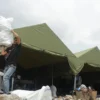Seorang pria mengangkut sampah di TPST Babakan Siliwangi