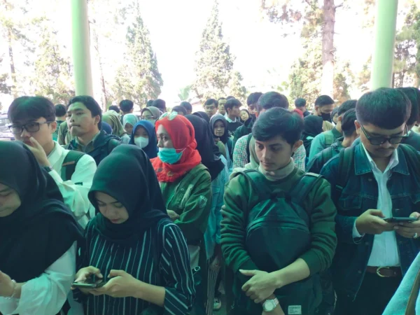 Ratusan pencari kerja mengantri di pelaksanaan Job Fair di Wisma Shaloom Jl Raya Kolmas Cisarua, Bandung Barat. Rabu (29/5). Dok Jabar Ekspres