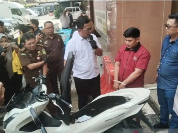 Tersangka dihadirkan pihak kepolisian saat pers rilis kasus 13.990 butir ekstasi di Mapolda Sumsel di Palembang, Sumatera Selatan, Rabu (29/5/2024). Foto/ANTARA