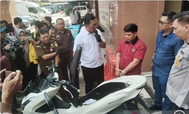 Tersangka dihadirkan pihak kepolisian saat pers rilis kasus 13.990 butir ekstasi di Mapolda Sumsel di Palembang, Sumatera Selatan, Rabu (29/5/2024). Foto/ANTARA