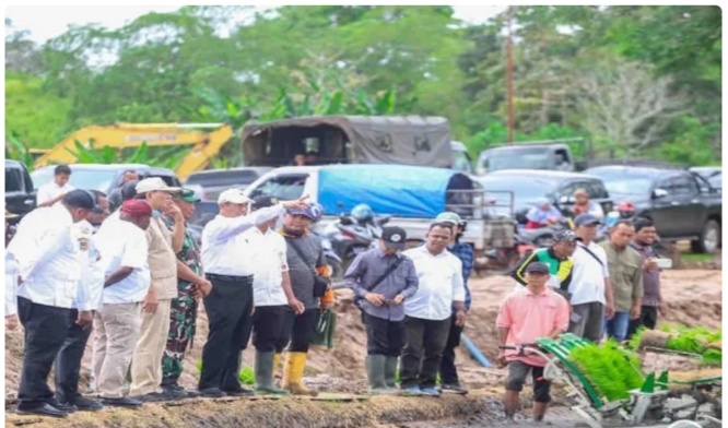 Menteri Pertanian Andi Amran Sulaiman (tujuh kiri) meninjau lokasi lahan dan tanam di Kampung Nggutibob Distrik Tanah Miring, Merauke, Papua Selatan di Merauke, Rabu (29/5).foto/ANTARA