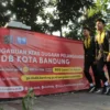 Ilustrasi: Spanduk informasi keluhan pengaduan dugaan kecurangan PPDB terpasang di depan Kantor Dinas Pendidikan Kota Bandung. (Pandu Muslim/Jabar Ekspres)