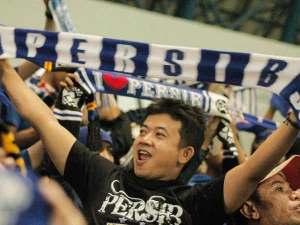 Ilustrasi: Potret Bobotoh saat mendukung Persib di Stadion Gelora Bandung Lautan Api, Gedebage, Kota Bandung. (Pandu Muslim/Jabar Ekspres)