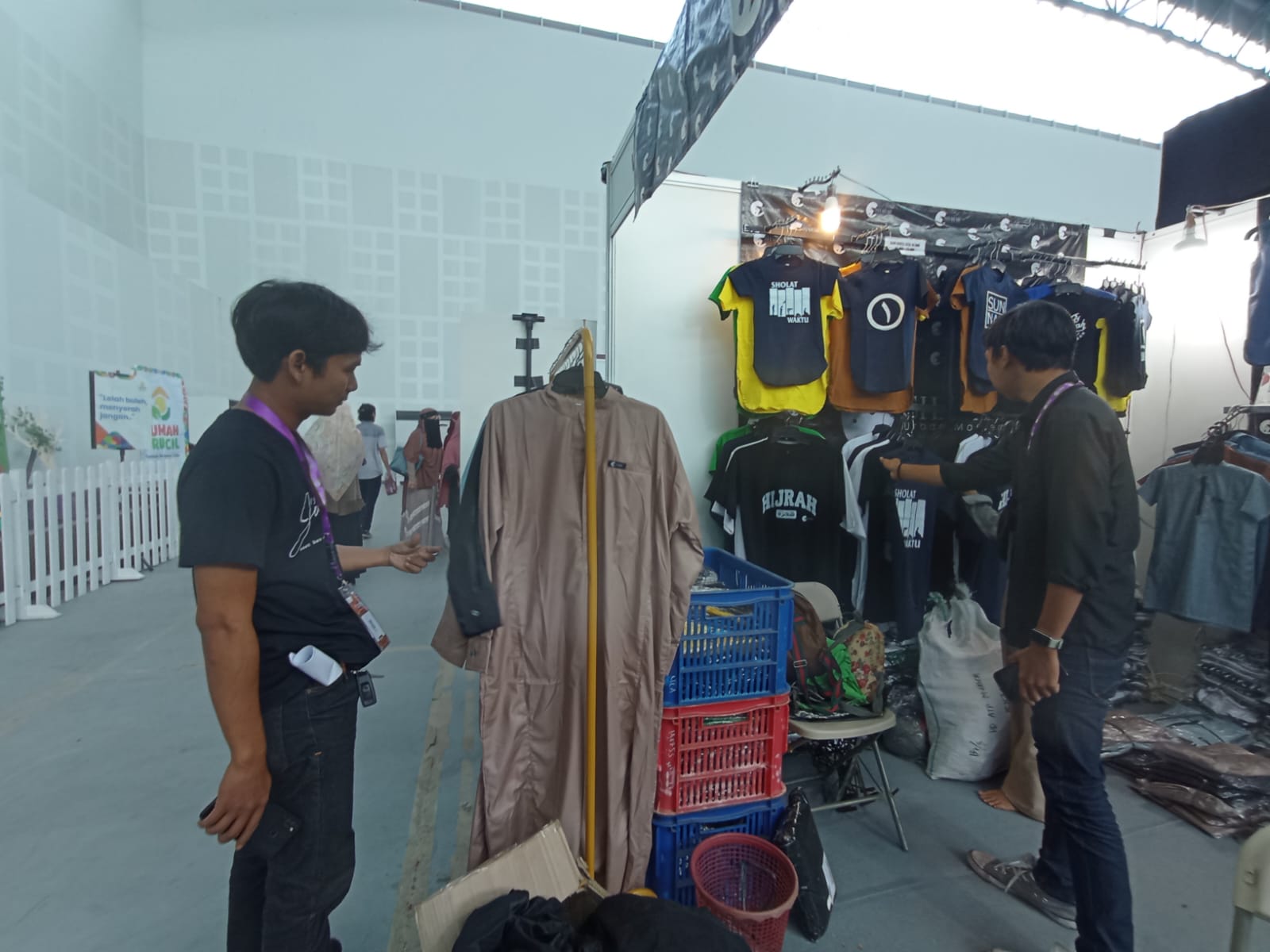 Pengunjung saat melihat produk di acara muslim lifefair, Jumat (31/5) foto : Sandika Fadilah /Jabarekspres