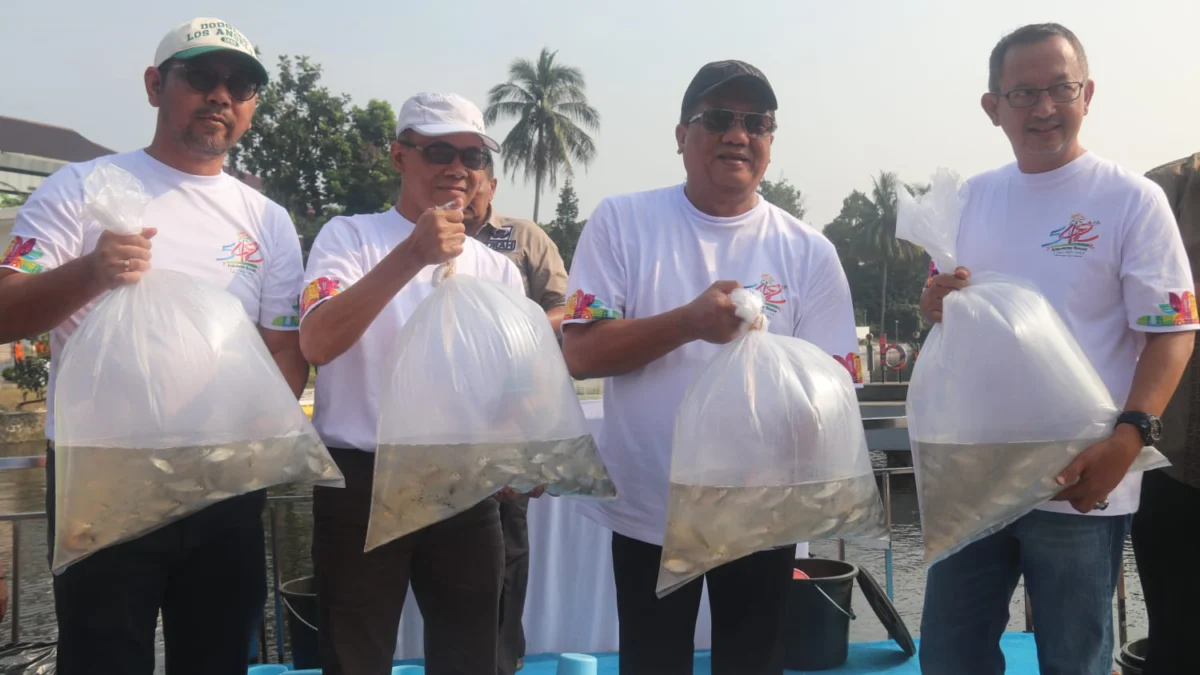 Pemkab Bogor tebar 7 ribu benih ikan di Cibinong Setu Plaza. Foto : Sandika Fadilah /Jabarekspres.com