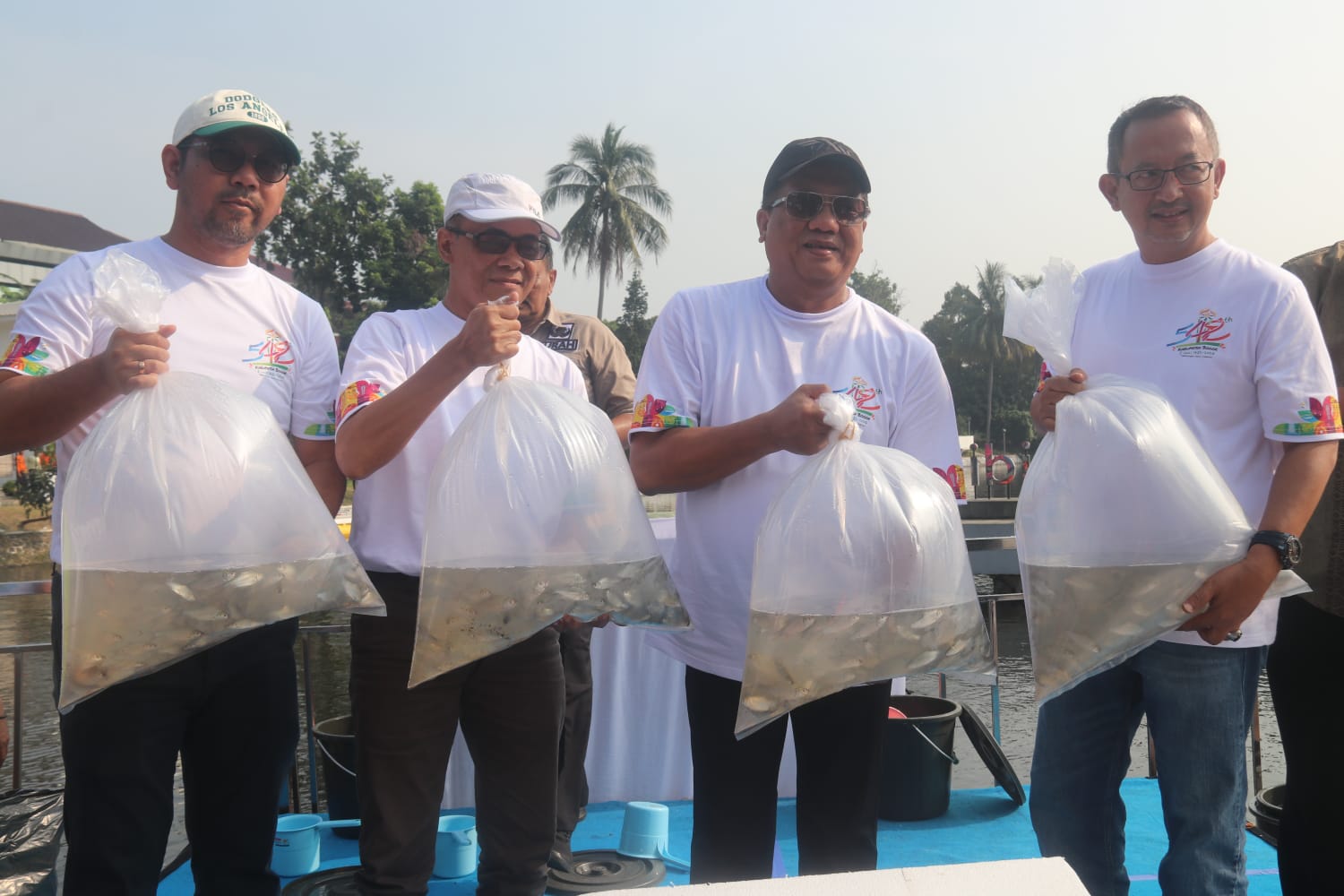 Pemkab Bogor tebar 7 ribu benih ikan di Cibinong Setu Plaza. Foto : Sandika Fadilah /Jabarekspres.com