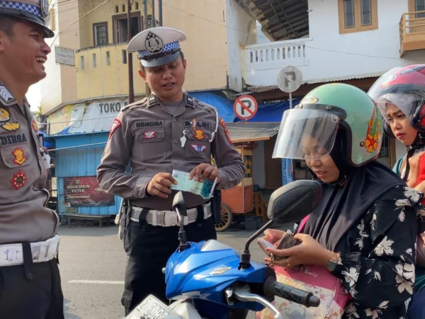 Anggota Satlantas Polres Banjar memeriksa kelengkapan kendaraan kepada pengendara roda dua dalam operasi PKB yang digelar P3DW Kota Banjar pada Rabu 15 Mei 2024 lalu. (Cecep Herdi/Jabar Ekspres)