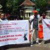 Sejumlah ahli waris bentangkan spanduk protes di depan gerbang Tatar Pitaloka Kota Baru Parahyangan, Kabupaten Bandung Barat. Senin (6/5). Foto Jabar Ekspres