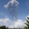 Kolom abu vulkanik setinggi lima kilometer terbentuk akibat aktivitas erupsi Gunung Ibu di Maluku Utara, Rabu (15/5/2024). ANTARA/HO-PVMBG