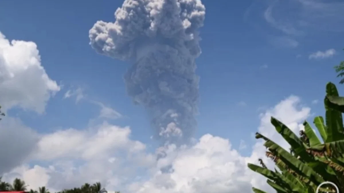 Kolom abu vulkanik setinggi lima kilometer terbentuk akibat aktivitas erupsi Gunung Ibu di Maluku Utara, Rabu (15/5/2024). ANTARA/HO-PVMBG