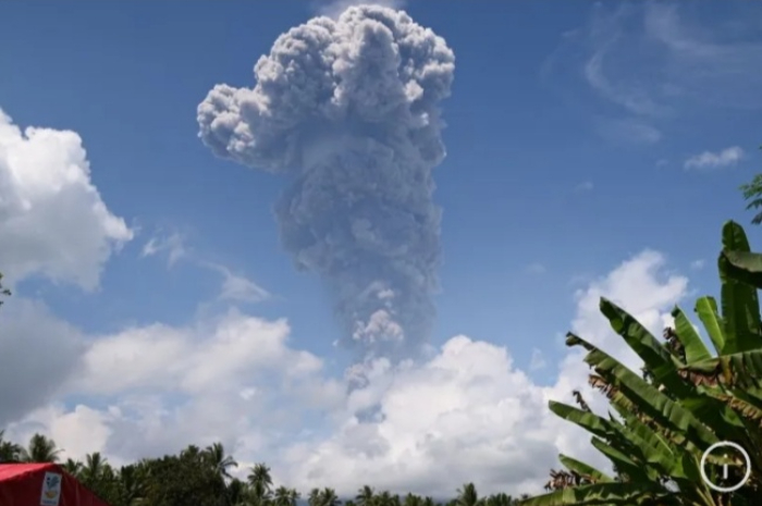 Kolom abu vulkanik setinggi lima kilometer terbentuk akibat aktivitas erupsi Gunung Ibu di Maluku Utara, Rabu (15/5/2024). ANTARA/HO-PVMBG