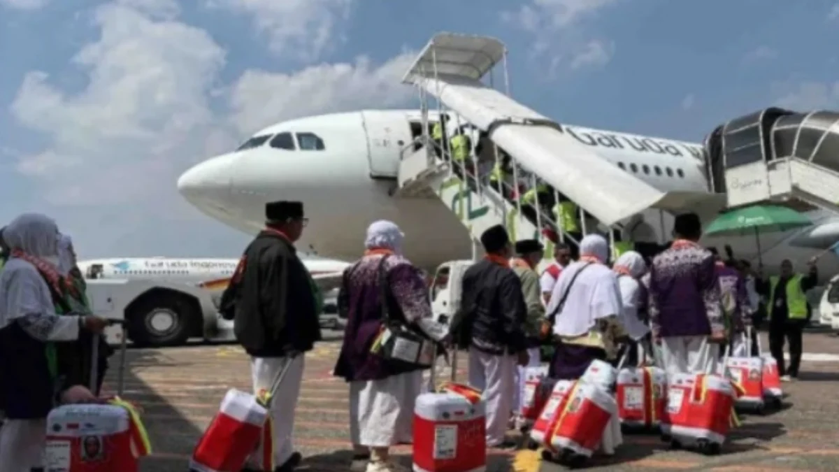 Sejumlah calon jamaah haji Indonesia kloter 18 Embarkasi Solo, Jawa Tengah, Kamis (16/5/2024) mengantri masuk pesawat Garuda di Bandara Adi Soemarmo menuju Bandara Amir Muhammad bin Abdul Aziz, Madinah. foto/ANTARA/Harianto