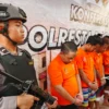 Empat orang pelaku komplotan pencurian mobil saat diekspose Polresta Bogor Kota, Kamis (16/5) sore. (Yudha Prananda / Jabar Ekspres)