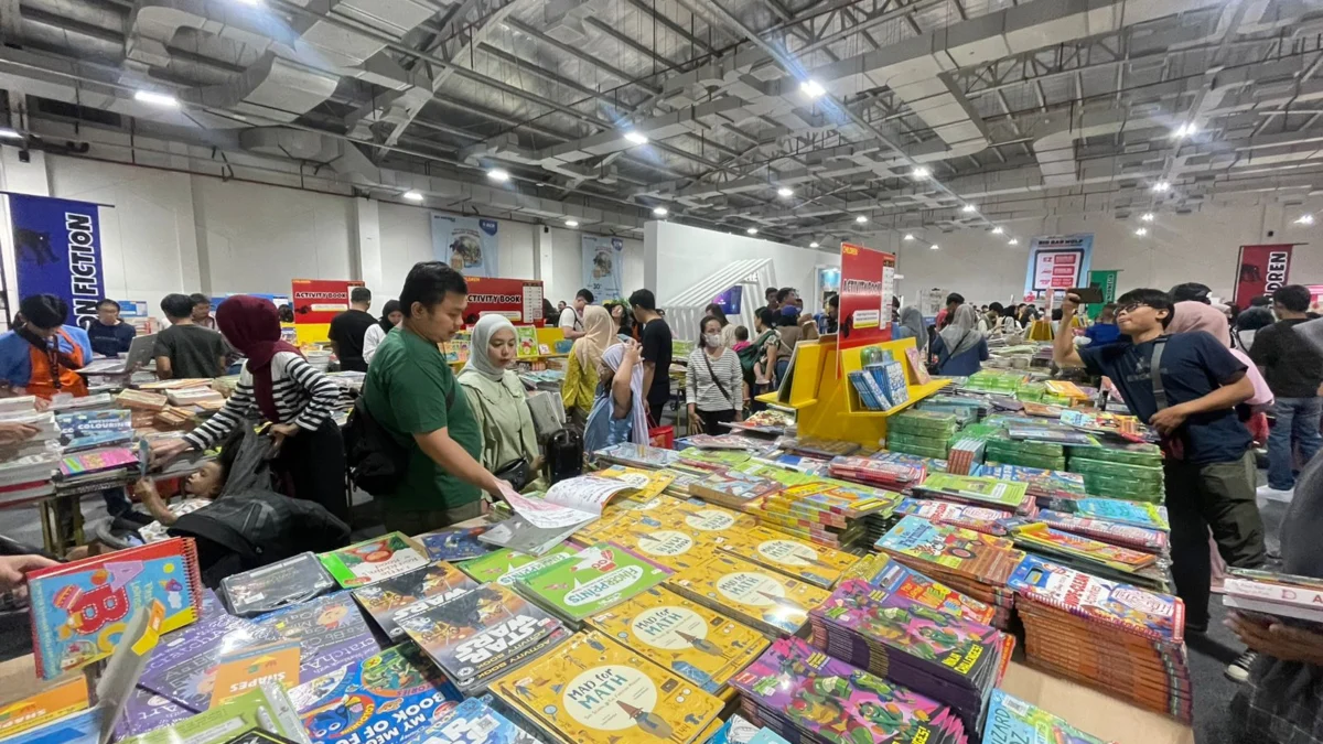 Masyarakat berbondong-bondong mencari buku di bazar Big Bad Wolf Books di Kota Baru Parahyangan, KBB. Kamis (23/5). Dok Jabar Ekspres