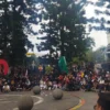 Situasi massa aksi di Taman Cikapayang memperingati Hari Buruh Sedunia, Kota Bandung, pada (1/5).