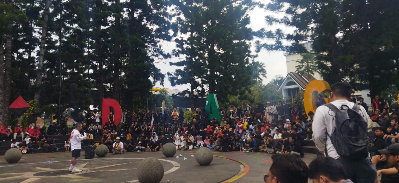 Situasi massa aksi di Taman Cikapayang memperingati Hari Buruh Sedunia, Kota Bandung, pada (1/5).