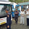 Petugas Dishub KBB saat memeriksa kelengkapan surat uji berkala di kawasan wisata Lembang. Senin (27/5). Dok Dishub KBB