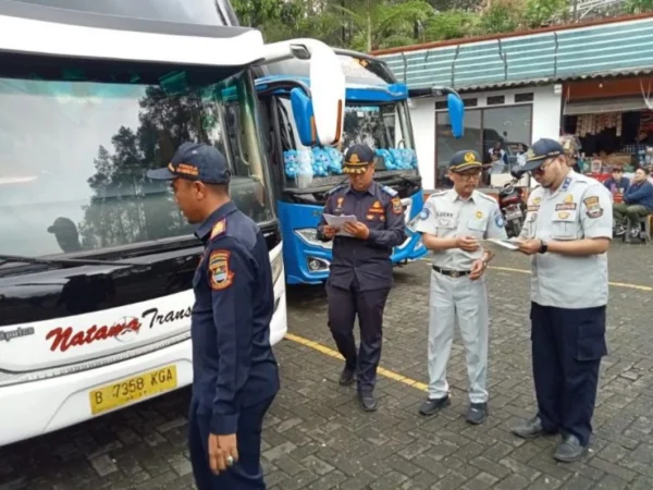 Petugas Dishub KBB saat memeriksa kelengkapan surat uji berkala di kawasan wisata Lembang. Senin (27/5). Dok Dishub KBB
