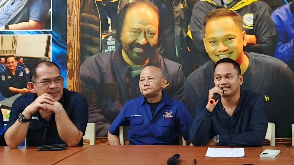 Ketua DPD Partai NasDem Kota Bogor, Benninu Argobie didampingi jajaran DPW NasDem Jawa Barat saat memberikan keterangan pers. (Yudha Prananda / Jabar Ekspres)