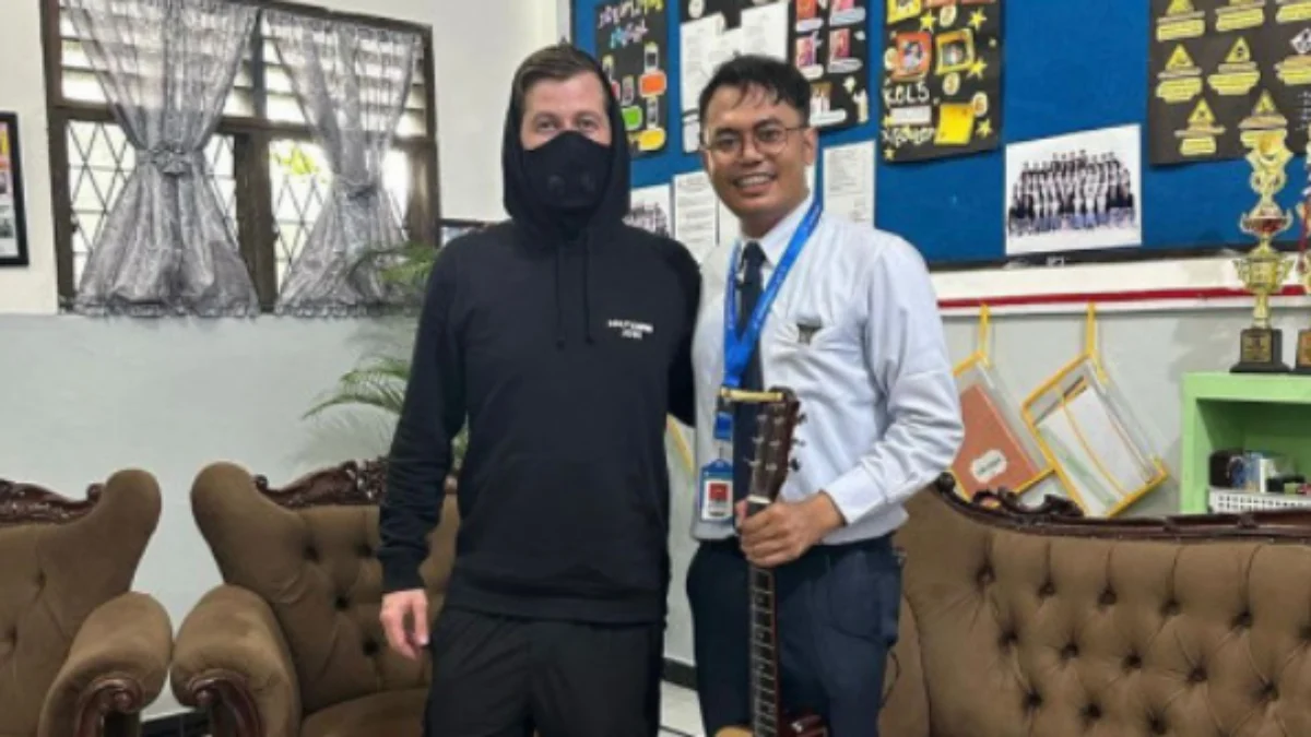 Viral Alan Walker Temui Guru Musik dan Siswa SMA Al-Azhar di Medan