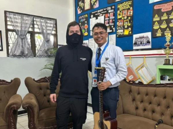 Viral Alan Walker Temui Guru Musik dan Siswa SMA Al-Azhar di Medan
