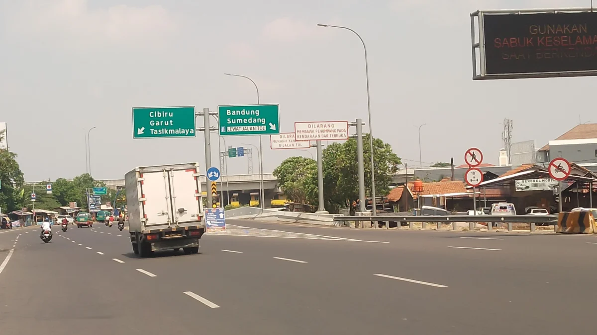 Penambahan rambu lalu lintas dilakukan guna mecegah pemotor masuk ruas jalan Tol Cisumdawu dan Purbaleunyi, Kabupaten Bandung. (Yanuar/Jabar Ekspres)