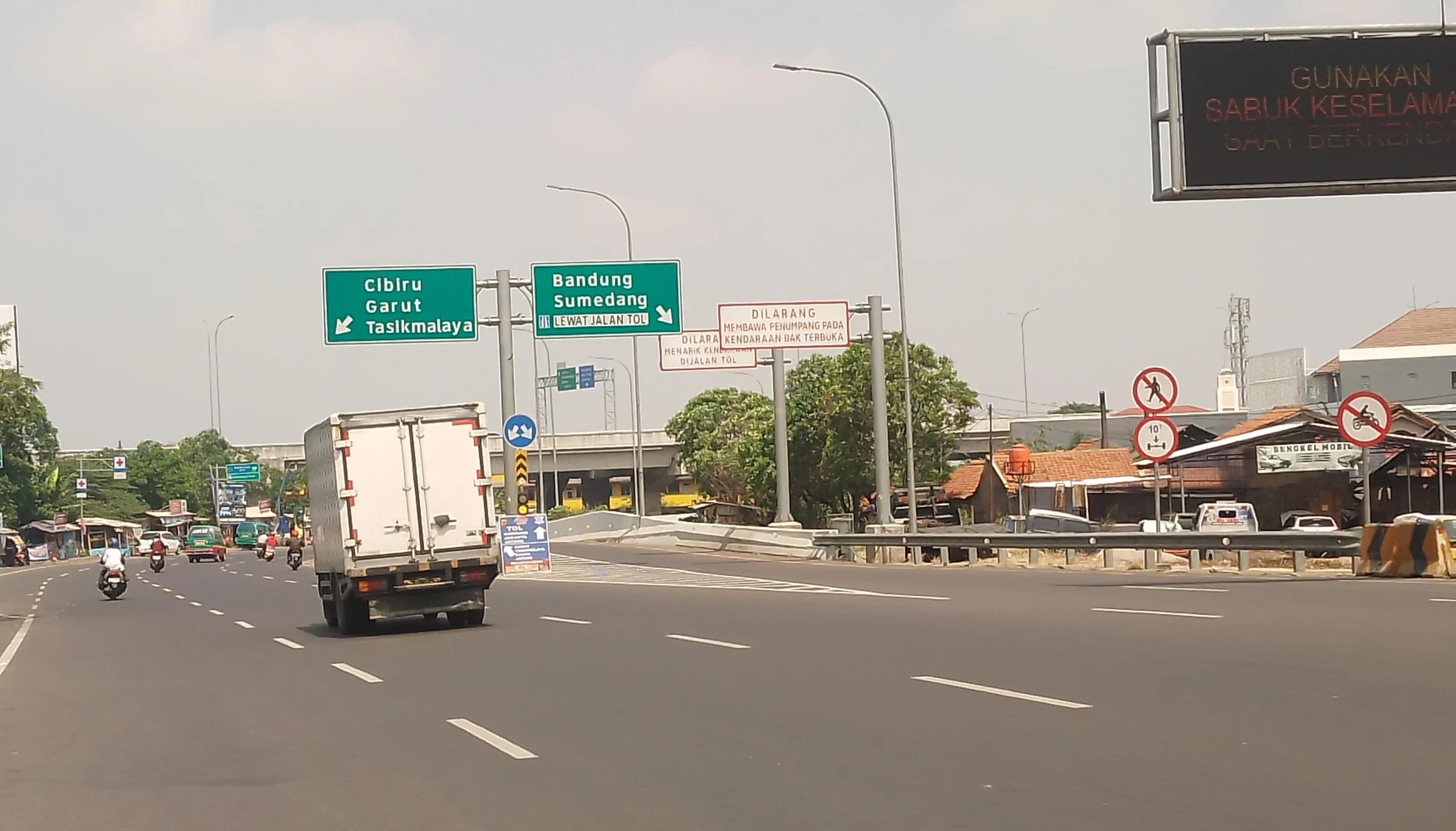 Penambahan rambu lalu lintas dilakukan guna mecegah pemotor masuk ruas jalan Tol Cisumdawu dan Purbaleunyi, Kabupaten Bandung. (Yanuar/Jabar Ekspres)