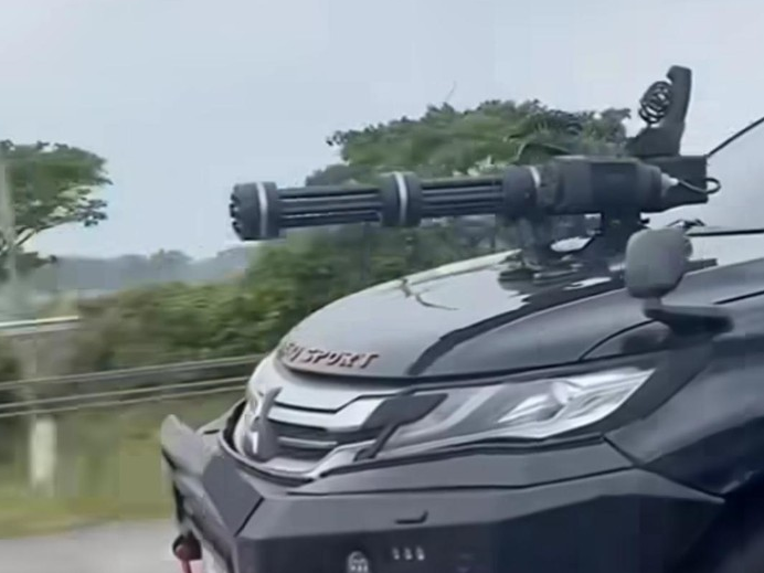 Pemilik Pajero yang Viral Pasang Gatling Gun di Kap Mobil Ngaku Cuma Buat Cari Sensasi