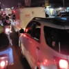 Arus lalu lintas di jalan Raya Puncak, Kabupaten Bogor, Sabtu (11/5) malam. Foto : Sandika Fadilah /Jabarekspres.com
