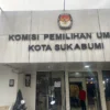 Tampak depan halaman kantor KPU Kota Sukabumi. Riki Achmad/Jabar Ekspres