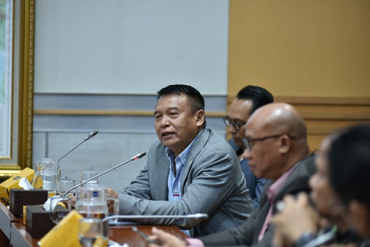 Anggota Komisi I DPR RI Mayjen TNI (p) TB Hasanuddin menyoroti dampak pengoperasian Starlink di Indonesia.