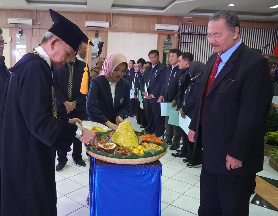 Kegiatan Dies Natalis Unla dengan ditandai pemotongan tumpeng berlangsung bertempat di Wisma Buana, pada 7 Mei 2023.