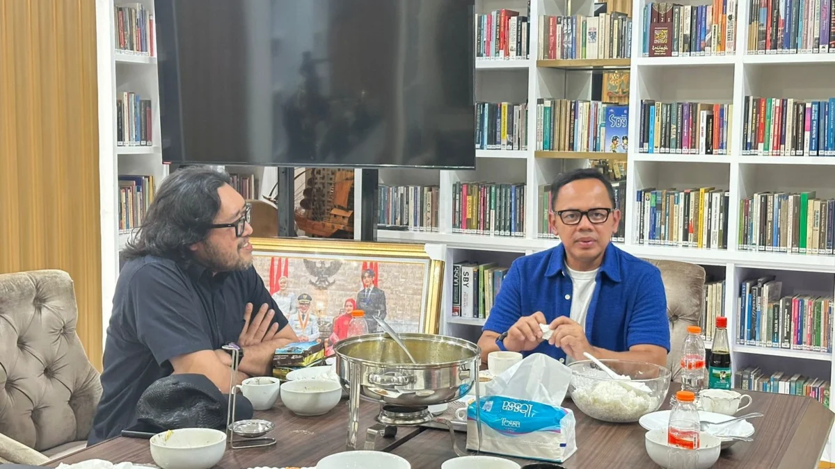 Ketua DPD PDI Perjuangan Jabar Ono Surono berbincang-bincang dengan politisi PAN Bima Arya  saat bersilaturahmi ke kediamannya di Bogor, Rabu 8 Mei 2024 malam.