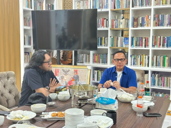 Ketua DPD PDI Perjuangan Jabar Ono Surono berbincang-bincang dengan politisi PAN Bima Arya  saat bersilaturahmi ke kediamannya di Bogor, Rabu 8 Mei 2024 malam.