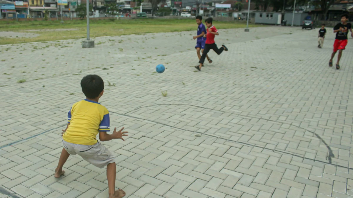 Sejumlah anak tengah bermain di lahan eks Terminal Cileunyi, Kabupaten Bandung. (Pandu Muslim/Jabar Ekspres)