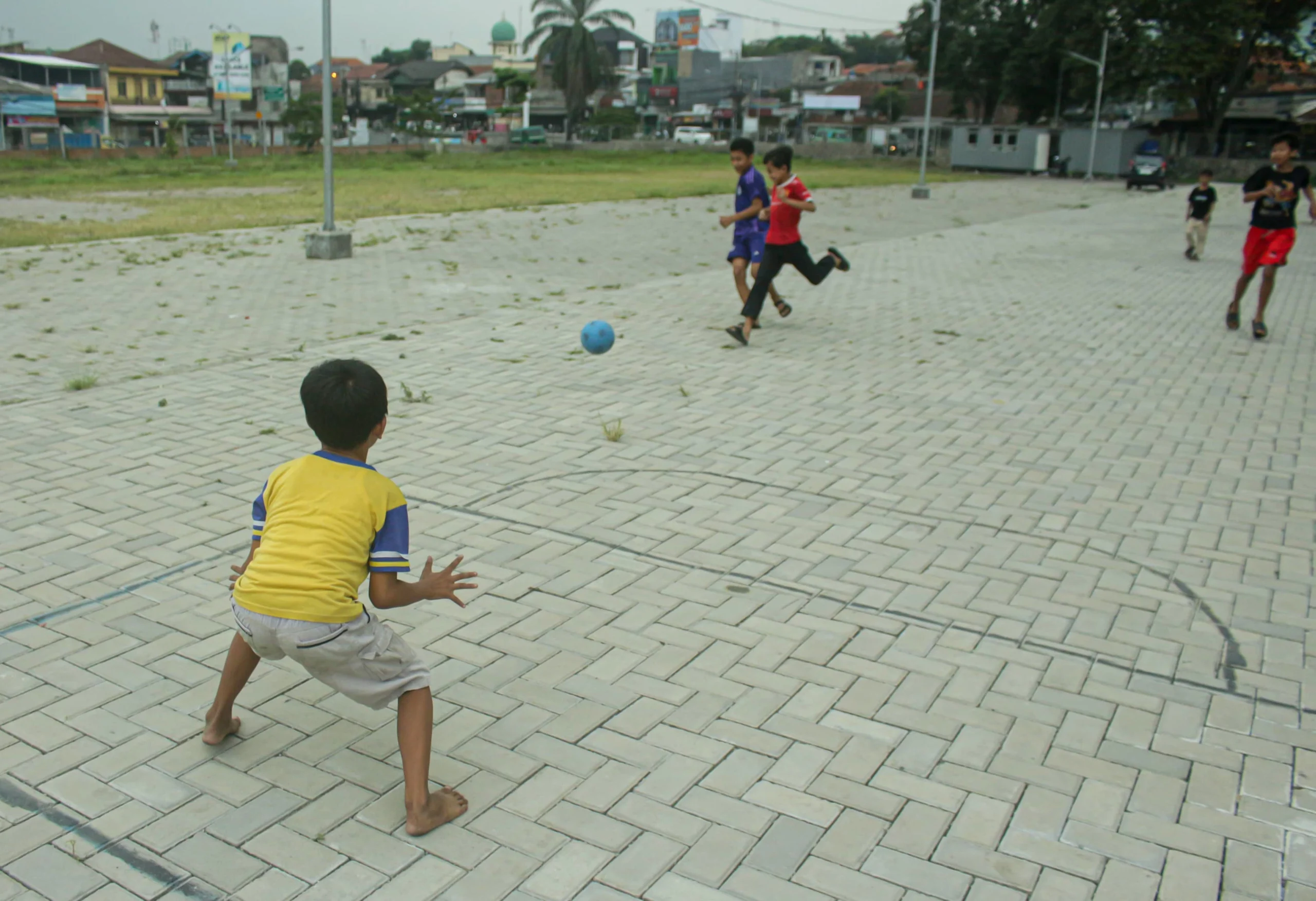Sejumlah anak tengah bermain di lahan eks Terminal Cileunyi, Kabupaten Bandung. (Pandu Muslim/Jabar Ekspres)