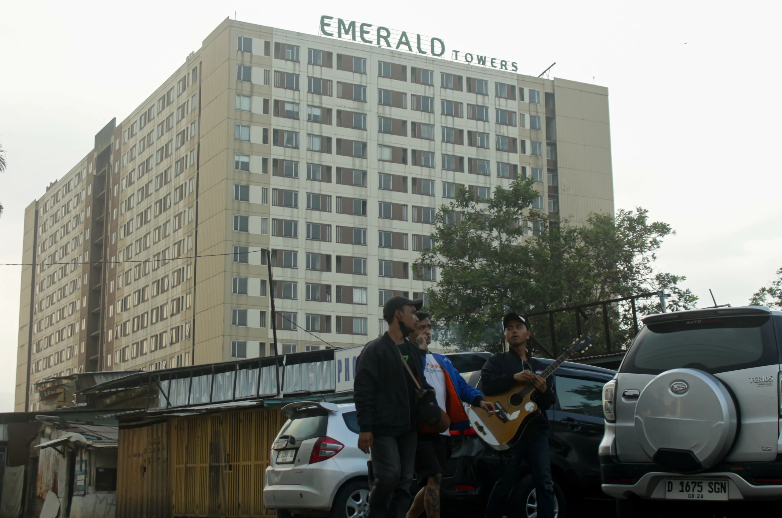 Aktivitas masyarakat di kawasan Emerald Towers, Jalan kawaluyaan Kota Bandung, Kamis(16/5). (Pandu Muslim/Jabar Ekspres)