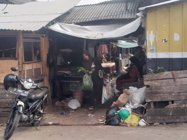 Kumuhnya Pasar Parakanmuncang di wilayah Desa Sindangpakuon, Kecamatan Cimanggung, Kabupaten Sumedang saat ini rencana revitalisasinya tengah jadi sorotan. (Yanuar/Jabar Ekspres)