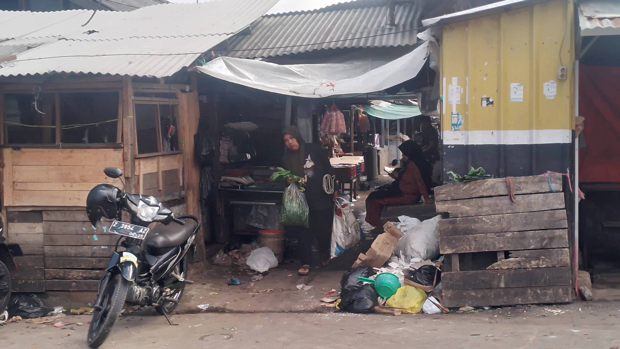 Kumuhnya Pasar Parakanmuncang di wilayah Desa Sindangpakuon, Kecamatan Cimanggung, Kabupaten Sumedang saat ini rencana revitalisasinya tengah jadi sorotan. (Yanuar/Jabar Ekspres)