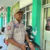 Asep Mustofa atau biasa disapa Asep Lampu anggota Tagana Kabupaten Bandung yang setiap hari selalu memberikan edukasi kepada warga terkait mitigasi bencana. Foto Agi Jabar Ekspres