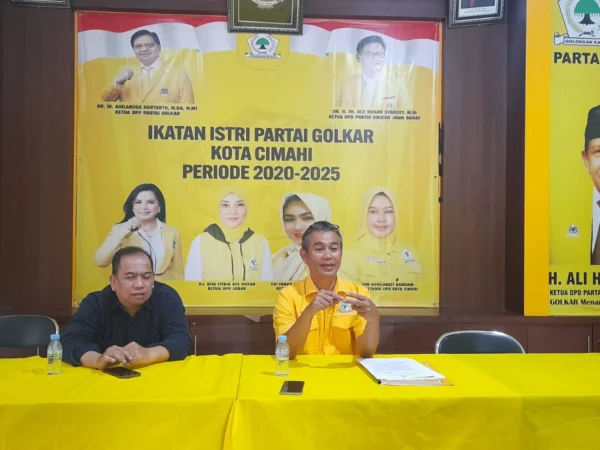 Doc: Perwakilan Tim Tujuh DPD Partai Golkar Cimahi Budi Setiawan (kanan) saat mengumumkan hasil survei internal pertama yang dilakukan oleh DPP Partai Golkar untuk nama bakal calon wali kota. (Foto: Mong/Jabar Ekspres)