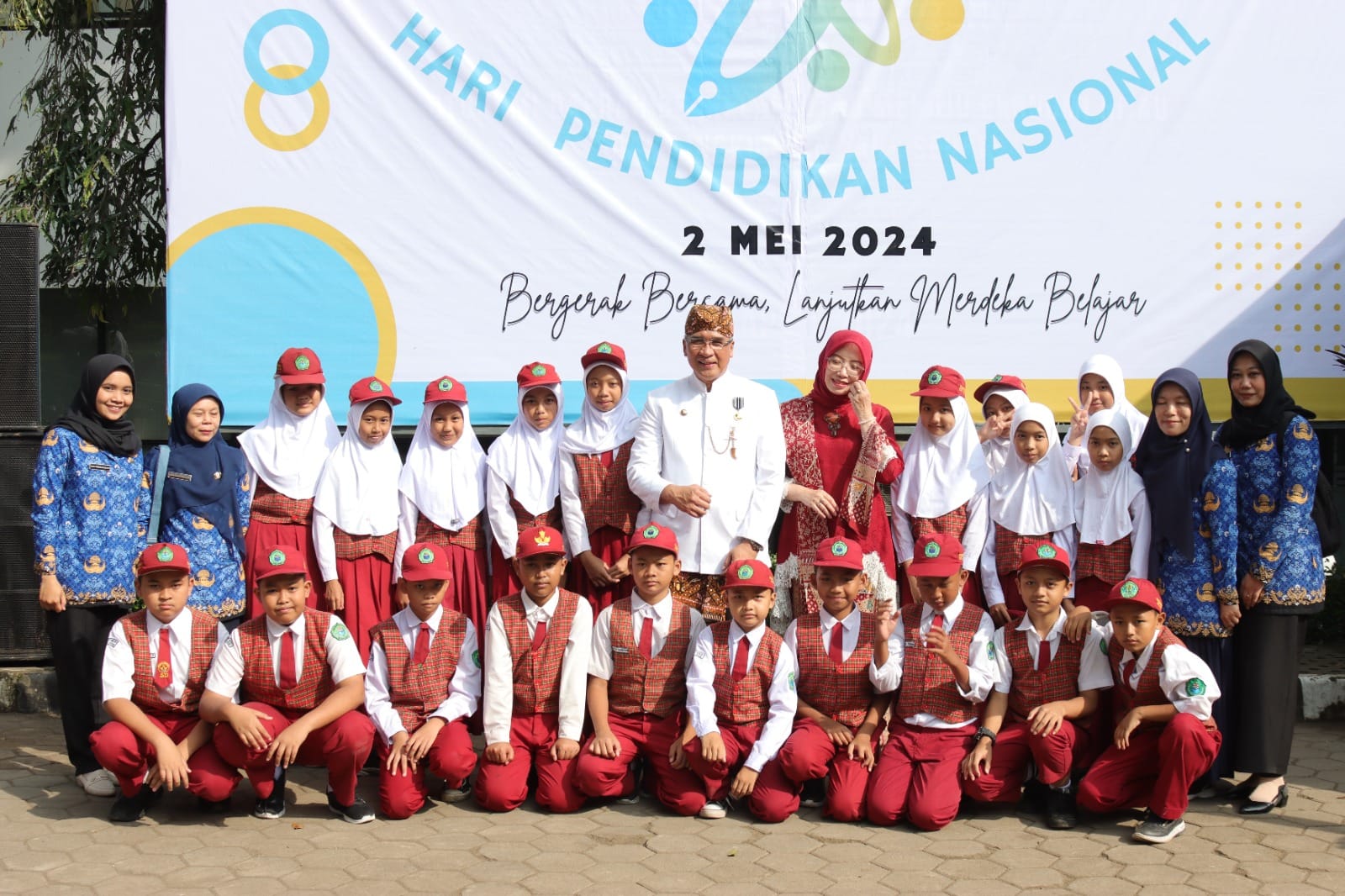 Doc. Pj Wali Kota Cimahi Bersama Siswa dan Guru Usai Upacara Hari Pendidikan Nasional (Hardiknas) di Lapang Pemkot Cimahi (istimewa)