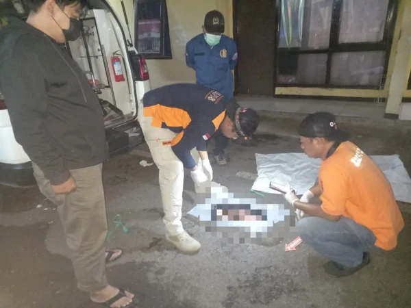 Tim Inafis saat mengecek kondisi mayat bayi berjenis laki-laki yang ditemukan ditumpukan sampah di Desa Margahurip, Banjaran, Kabupaten Bandung. Foto Istimewa
